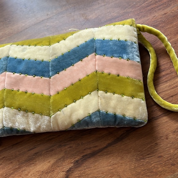 Shiraleah velvet pastel color wristlet super cute - Picture 6 of 15